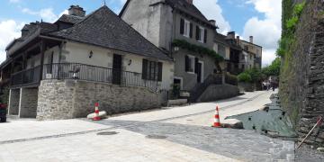 Avenue du Jardin Public (partie basse) - Mise en place de la toile de paillage tissée et des galets (22 mai 2018)